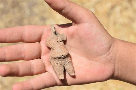 İ­z­m­i­r­’­d­e­ ­7­ ­b­i­n­ ­8­0­0­ ­y­ı­l­l­ı­k­ ­k­a­d­ı­n­ ­f­i­g­ü­r­l­ü­ ­h­e­y­k­e­l­c­i­k­ ­b­u­l­u­n­d­u­